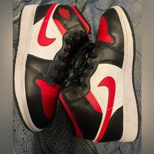 Air Jordan mid kids size 3.5Y EUC